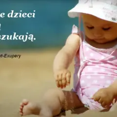 Małe dziecko w różowym stroju kąpielowym i kapeluszu siedzi na plaży. Cytat: "Jedynie dzieci wiedzą czego szukają.