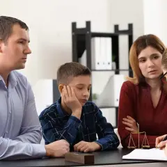 Kurator dla nieletnich pomaga rodzinie w trudnej sytuacji, gdy dziecko jest w centrum uwagi.