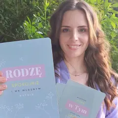 Kobieta trzyma książki z napisem "Rodzę spokojnie" i "Wszystko mogę w tym".