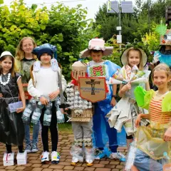 Dzieci prezentują stroje ekologiczne, pokazując jak zrobić strój ekologiczny dla chłopca z recyklingu.