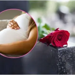 Kobieta w ciąży na pogrzebie, z dłonią na brzuchu, obok czerwonej róży na nagrobku.