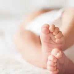 Delikatne, małe stópki niemowlaka, które po kąpieli są mokre i zimne.
