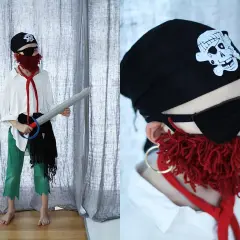 Dziecko w stroju pirata: czarna bandama z czaszką, opaska na oko, czerwona broda z włóczki, biała koszula, zielone spodnie i miecz. Oto jak przebrać dziecko za pirata!