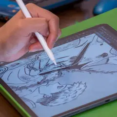Rysowanie na tablecie za pomocą rysika. Wiele **aplikacji do rysowania dla dzieci** oferuje podobne funkcje, pozwalając na tworzenie cyfrowych dzieł sztuki.