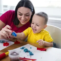 Integracja sensoryczna do jakiego wieku? Kluczowe informacje dla rodziców