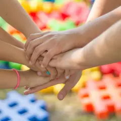 Zabawy integracyjne dla dzieci w wieku szkolnym, które rozwijają umiejętności społeczne