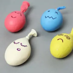 Kolorowe balony z narysowanymi buźkami, gotowe do zabawy. Tak się robi gniotka!