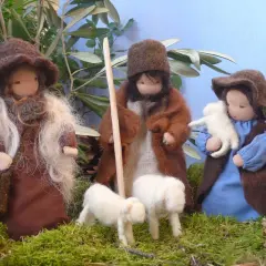 Urocze lalki-pasterze z owieczkami, idealne do stworzenia stroju pastuszka dla dziecka.