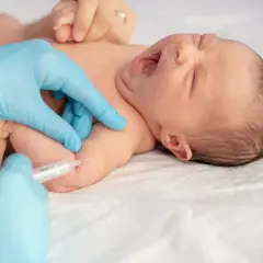 Po szczepieniu niemowlaka nie należy go kąpać w gorącej wodzie ani masować miejsca wkłucia.