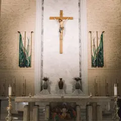 Ołtarz w kościele z krzyżem i wazonami. Idealne miejsce do wyboru święte imiona męskie do bierzmowania.