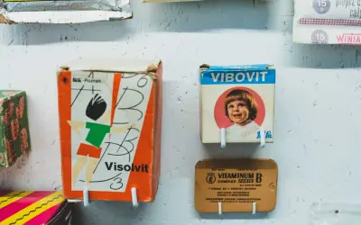 Kartonowe opakowanie Vibovit z lat 80. z uśmiechniętym dzieckiem na pierwszym planie. Obok Visolvit i Vitaminum B.