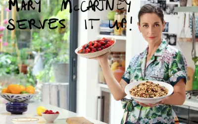 Mary McCartney w kuchni pełnej cudów, prezentuje misę świeżych owoców i talerz granoli.