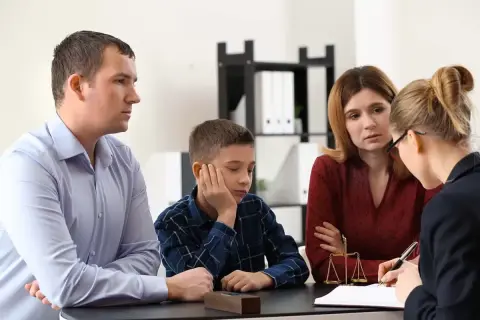 Kurator dla nieletnich pomaga rodzinie w trudnej sytuacji, gdy dziecko jest w centrum uwagi.