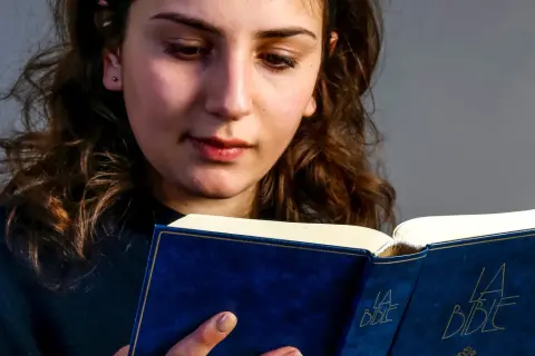 Dziewczyna szuka nietypowych imion do bierzmowania w Biblii.
