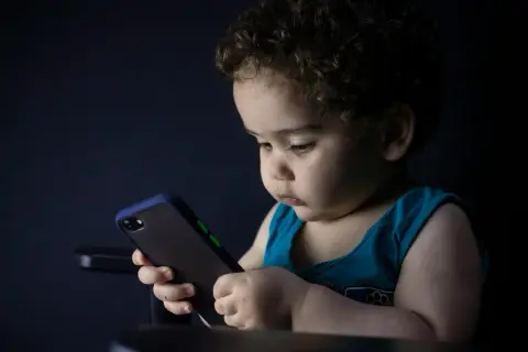 Jak telefon komórkowy wpływa na rozwój dziecka - skutki i korzyści