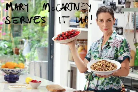 Mary McCartney w kuchni pełnej cudów, prezentuje misę świeżych owoców i talerz granoli.