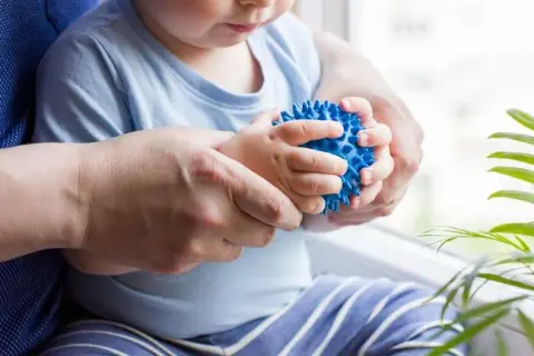 Piłeczki sensoryczne dla niemowląt od kiedy? Odkryj zalety dla rozwoju