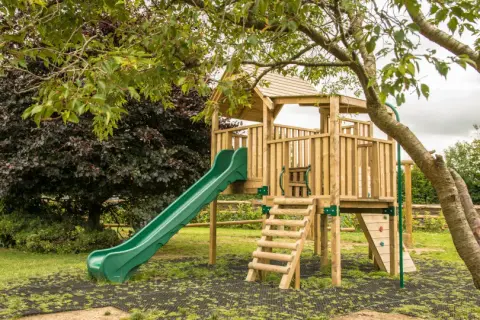 Jak zrobić samemu plac zabaw dla dzieci – bezpieczne i tanie rozwiązania