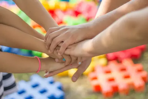 Zabawy integracyjne dla dzieci w wieku szkolnym, które rozwijają umiejętności społeczne