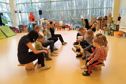 Zabawy integracyjne z rodzicami w przedszkolu, które zbliżają do siebie
