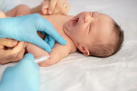 Po szczepieniu niemowlaka nie należy go kąpać w gorącej wodzie ani masować miejsca wkłucia.