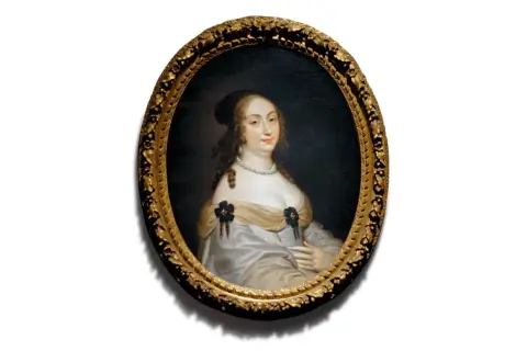 Portret damy w perłach i ozdobach, przypominającej damę z epoki, której szlacheckie imiona żeńskie brzmiały jak Izabela czy Konstancja.