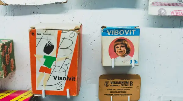 Kartonowe opakowanie Vibovit z lat 80. z uśmiechniętym dzieckiem na pierwszym planie. Obok Visolvit i Vitaminum B.