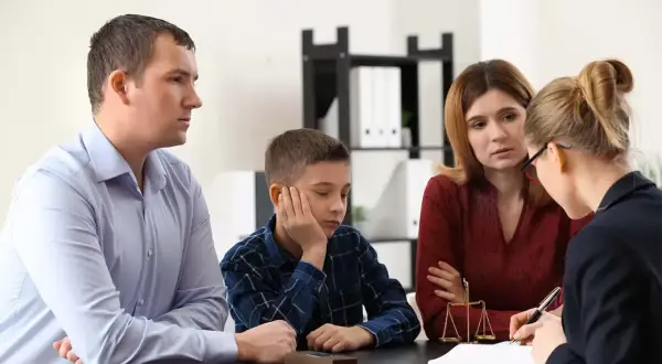 Kurator dla nieletnich pomaga rodzinie w trudnej sytuacji, gdy dziecko jest w centrum uwagi.