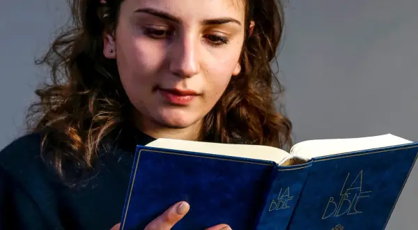 Dziewczyna szuka nietypowych imion do bierzmowania w Biblii.