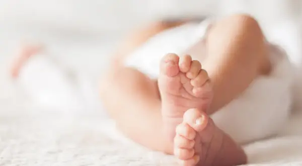 Delikatne, małe stópki niemowlaka, które po kąpieli są mokre i zimne.