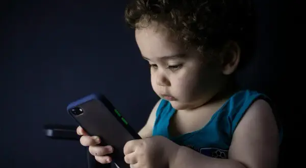 Jak telefon komórkowy wpływa na rozwój dziecka - skutki i korzyści