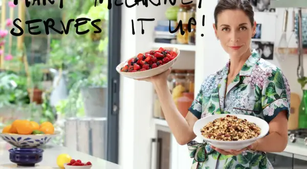 Mary McCartney w kuchni pełnej cudów, prezentuje misę świeżych owoców i talerz granoli.