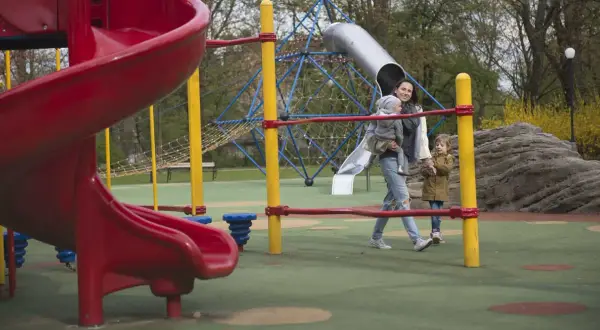 Plac zabaw w parku Żeromskiego - kiedy otwarcie i co spóźnia?