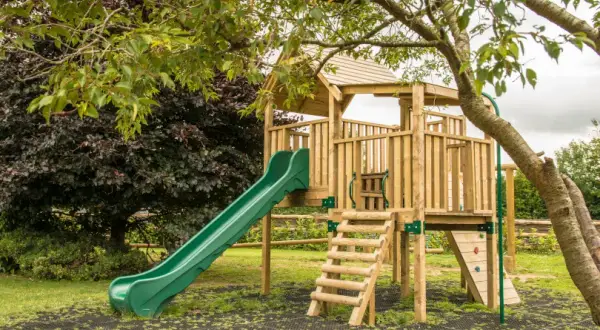 Jak zrobić samemu plac zabaw dla dzieci – bezpieczne i tanie rozwiązania