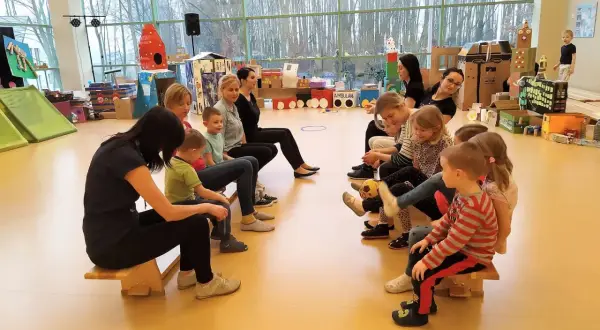 Zabawy integracyjne z rodzicami w przedszkolu, które zbliżają do siebie