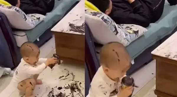 Dziecko w czarnym tuszu, gdy matka zostawia dziecko ojcu. Ojciec odpoczywa, a maluch tworzy dzieło sztuki na podłodze i sobie.