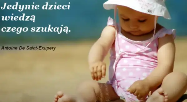 Dziecko na plaży, w różowym stroju w kropki, bawi się piaskiem. Cytat: "Jedynie dzieci wiedzą czego szukają.