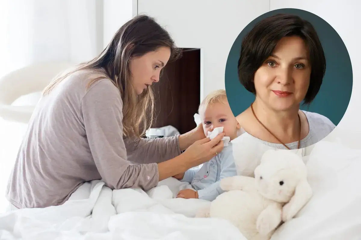 Mama wyciera nosek niemowlęciu, które się poci. W tle widać twarz uśmiechniętej kobiety.