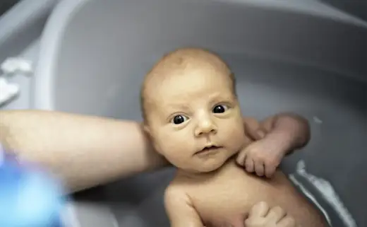 Kąpiel dziecka po szczepieniu: Kiedy można, a kiedy nie?