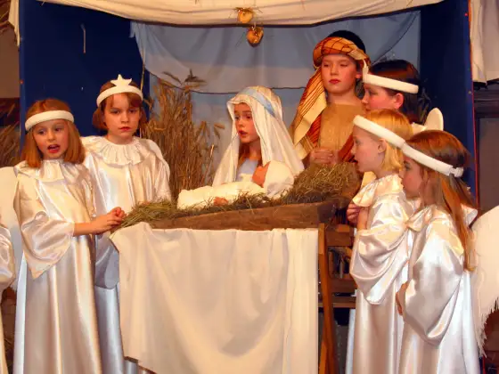 Skąd się wzięły jasełka? Historia i polskie tradycje