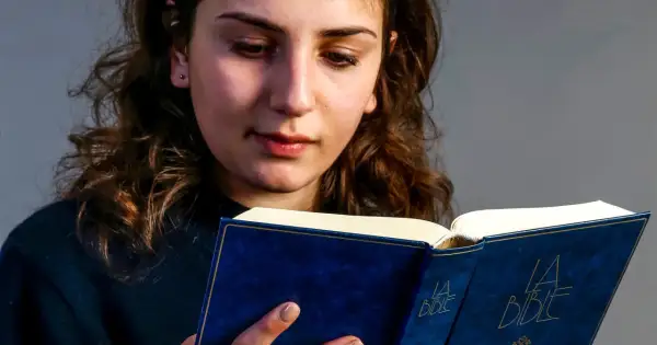 Dziewczyna szuka nietypowych imion do bierzmowania w Biblii.