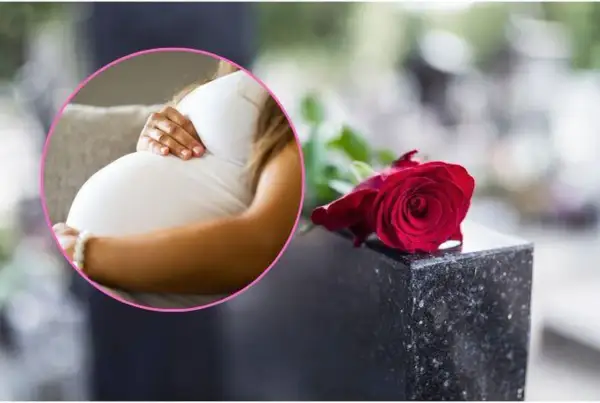 Kobieta w ciąży na pogrzebie, z dłonią na brzuchu, obok czerwonej róży na nagrobku.