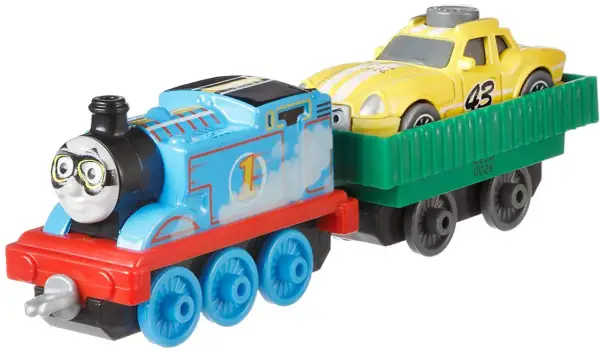 Tomek i Przyjaciele zabawka: Tomek z przyczepionym zielonym wagonem, w którym jedzie żółty samochód wyścigowy z numerem 43.