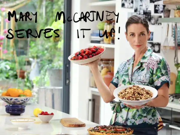 Mary McCartney w kuchni pełnej cudów, prezentuje misę świeżych owoców i talerz granoli.