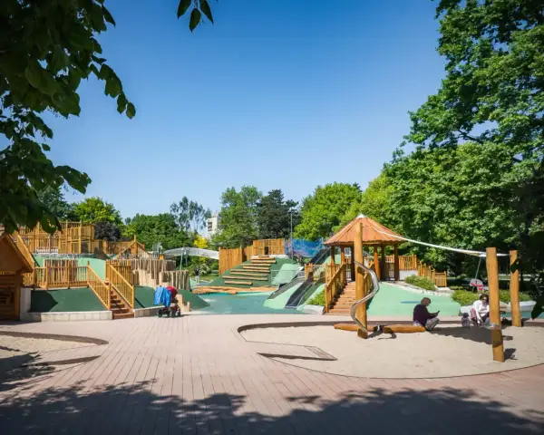 Czy plac zabaw w parku ujazdowskim jest otwarty? Sprawdź teraz!